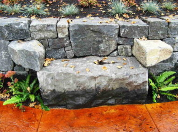 Bangku Batu yang Terintegrasi dengan Lanskap